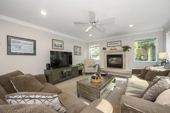 1747 Bellelynn Place, North Vancouver For Sale - image 9