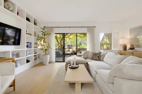 3 226 East 10th Street, North Vancouver For Sale - image 3