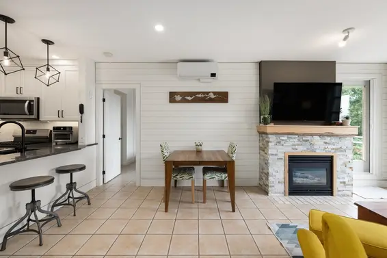 219 3629 Deercrest Drive, North Vancouver