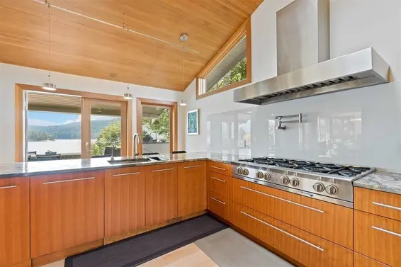668 Beachview Drive, North Vancouver For Sale - image 13