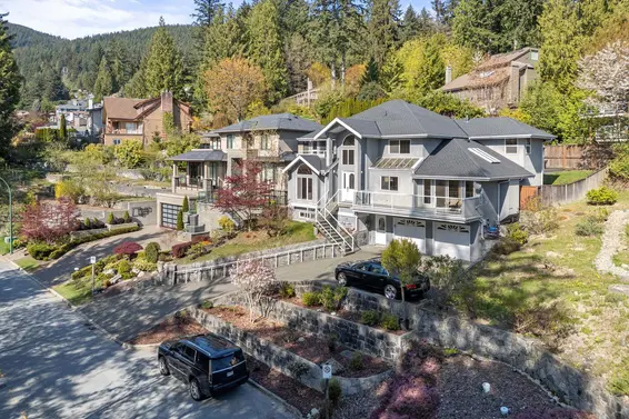192 Montroyal Boulevard, North Vancouver For Sale - image 2