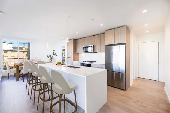 416 108 East 8th Street, North Vancouver For Sale - image 3