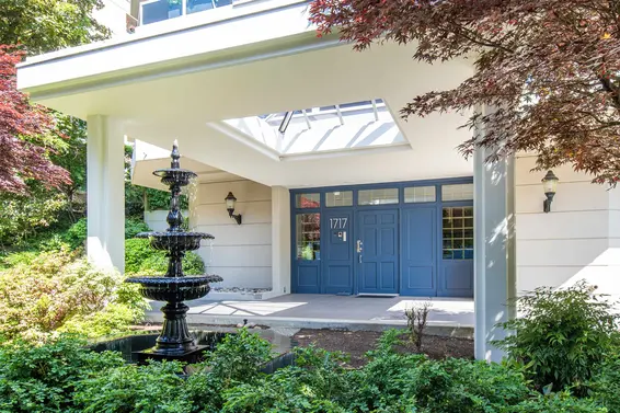 1 1717 Duchess Avenue, West Vancouver For Sale - image 2