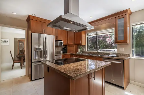 4710 Meadfeild Road, West Vancouver For Sale - image 10