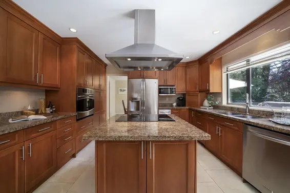 4710 Meadfeild Road, West Vancouver For Sale - image 9