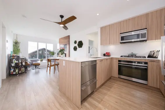 404 1061 Marine Drive, North Vancouver