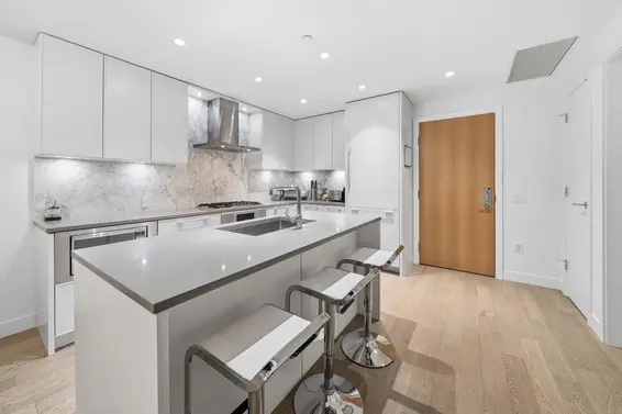 201 3220 Connaught Crescent, North Vancouver For Sale - image 7