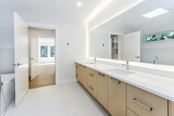 4002 Bayridge Avenue, West Vancouver For Sale - image 8