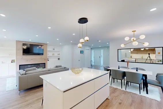 916 Montroyal Boulevard, North Vancouver For Sale - image 3