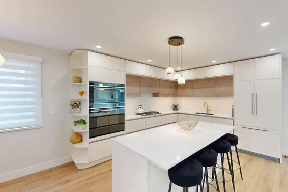 916 Montroyal Boulevard, North Vancouver For Sale - image 4