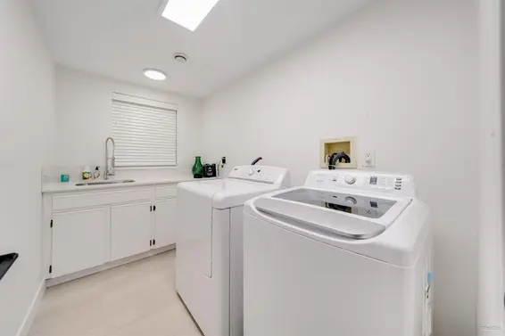 8515 Ansell Place, West Vancouver For Sale - image 32
