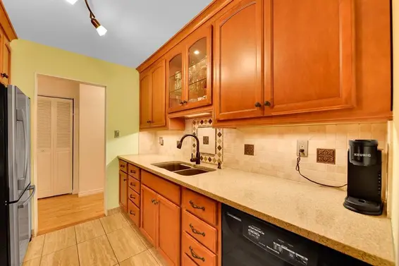 302 555 West 28th Street, North Vancouver For Sale - image 9