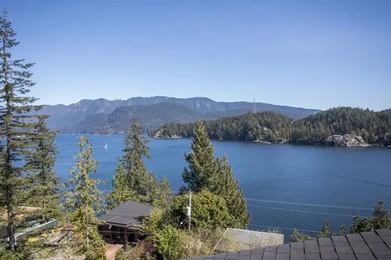 1812 Cardinal Crescent, North Vancouver For Sale - image 2