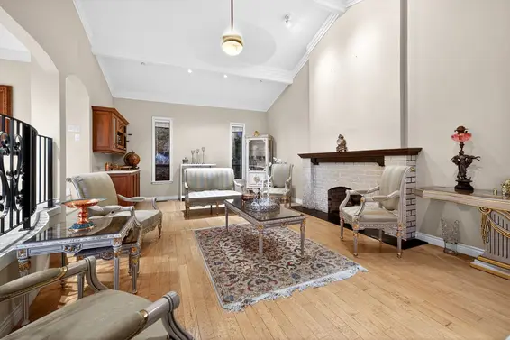 1375 Burnside Road, West Vancouver For Sale - image 4