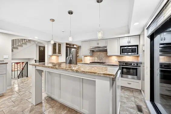 1375 Burnside Road, West Vancouver For Sale - image 8