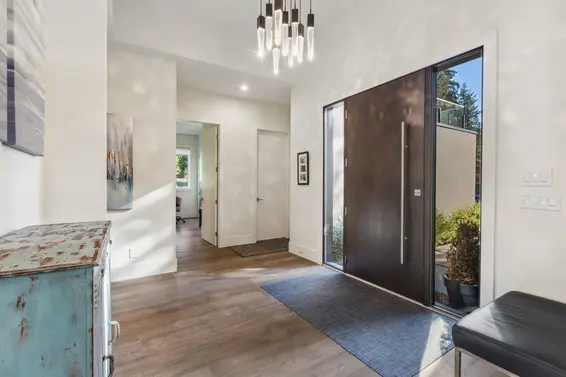 686 East Osborne Road, North Vancouver For Sale - image 2