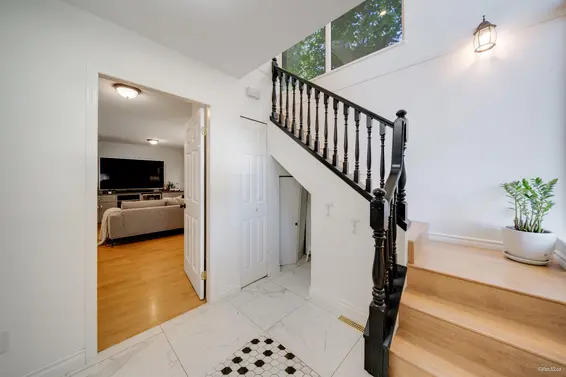 1911 Mahon Avenue, North Vancouver For Sale - image 4