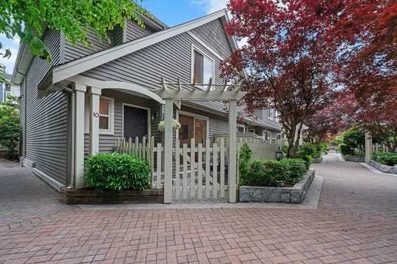 10 222 East 5 Street, North Vancouver