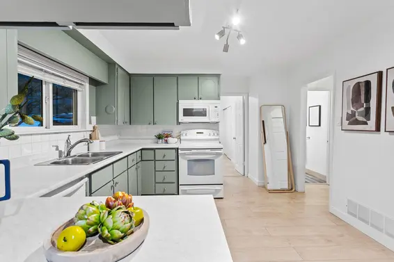 800 Calverhall Street, North Vancouver For Sale - image 10