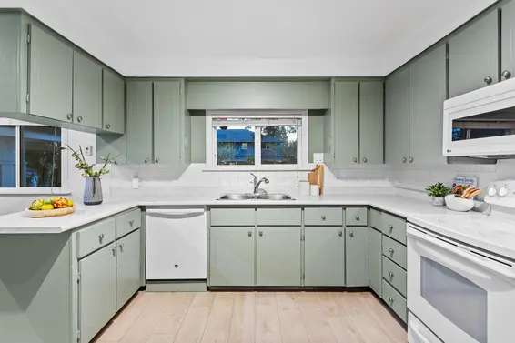 800 Calverhall Street, North Vancouver For Sale - image 9