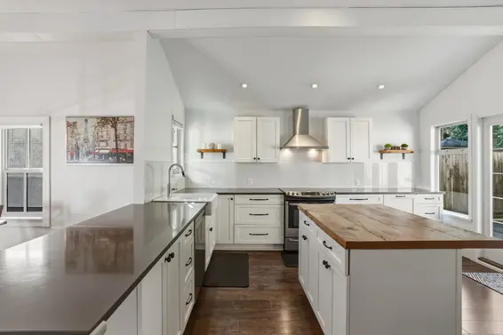 3015 Royal Avenue, North Vancouver For Sale - image 10