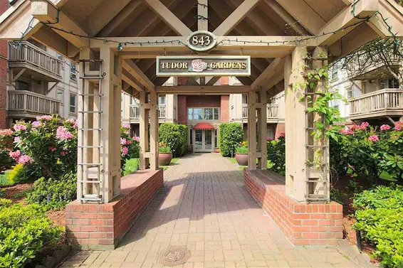 55+ Buildings in West Vancouver