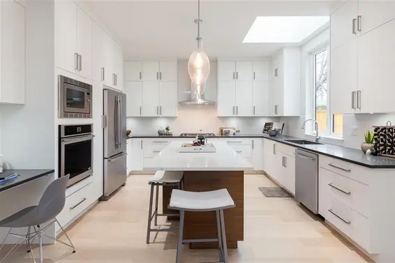 Trend // two tone kitchen cabinets