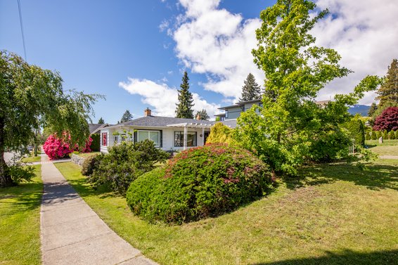Just Listed // 905 Grand Boulevard
