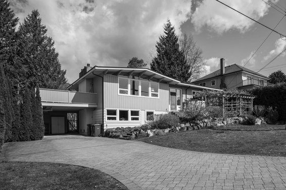 Sold // 408 W St James Road