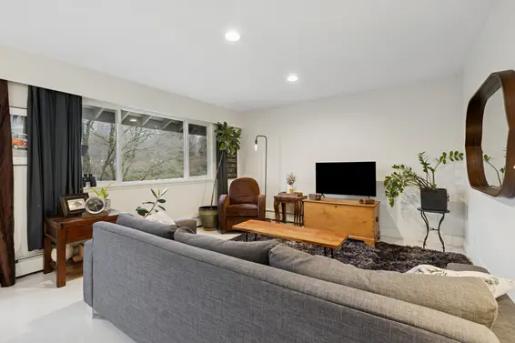 Just Listed // 402 555 West 28th Street