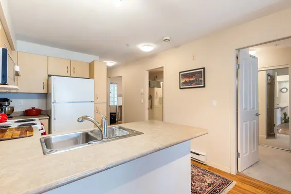 226 332 Lonsdale Avenue - Kitchen  
