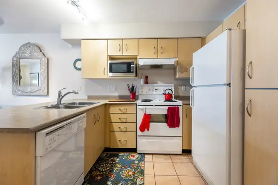 226 332 Lonsdale Avenue - Kitchen  