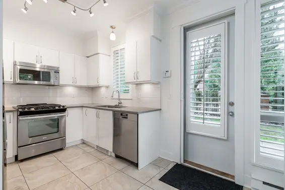 102 2601 Whiteley Court, North Vancouver For Sale - image 12