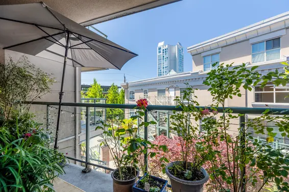 226 332 Lonsdale Avenue - Balcony  