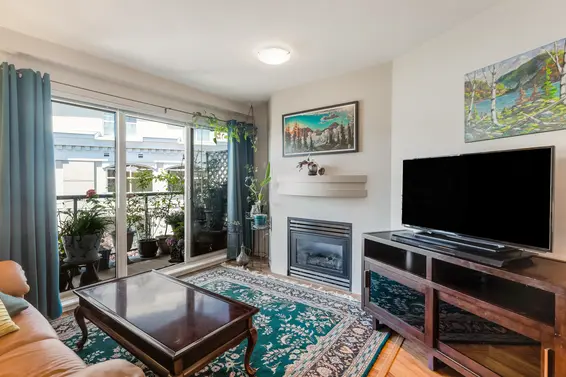 226 332 Lonsdale Avenue - Living Room  