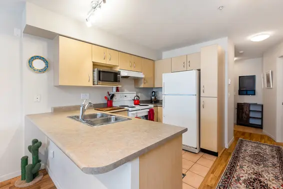 226 332 Lonsdale Avenue - Kitchen  