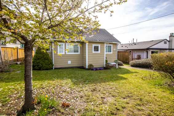 1712 Sutherland Avenue, North Vancouver For Sale - image 1