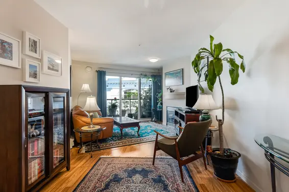 226 332 Lonsdale Avenue - Living Room  