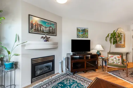226 332 Lonsdale Avenue - Living Room  