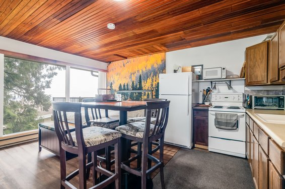 211 Tamarack Road, North Vancouver