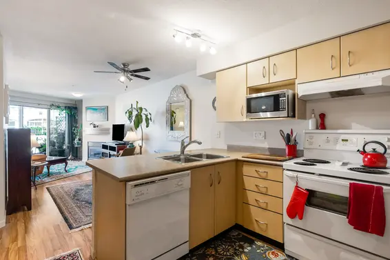 226 332 Lonsdale Avenue - Kitchen  