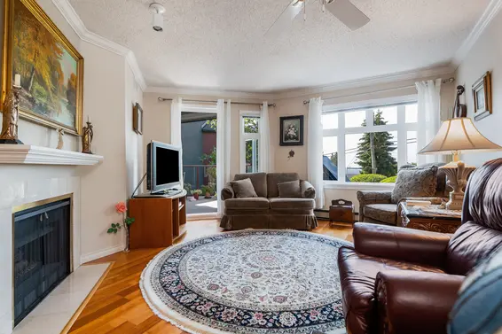 206 2800 Chesterfield Avenue, North Vancouver For Sale - image 1