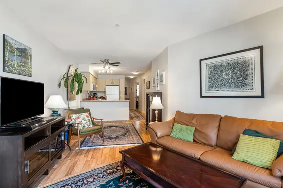 226 332 Lonsdale Avenue - Living Room  