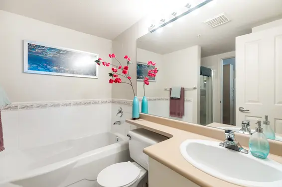 226 332 Lonsdale Avenue - Bathroom  